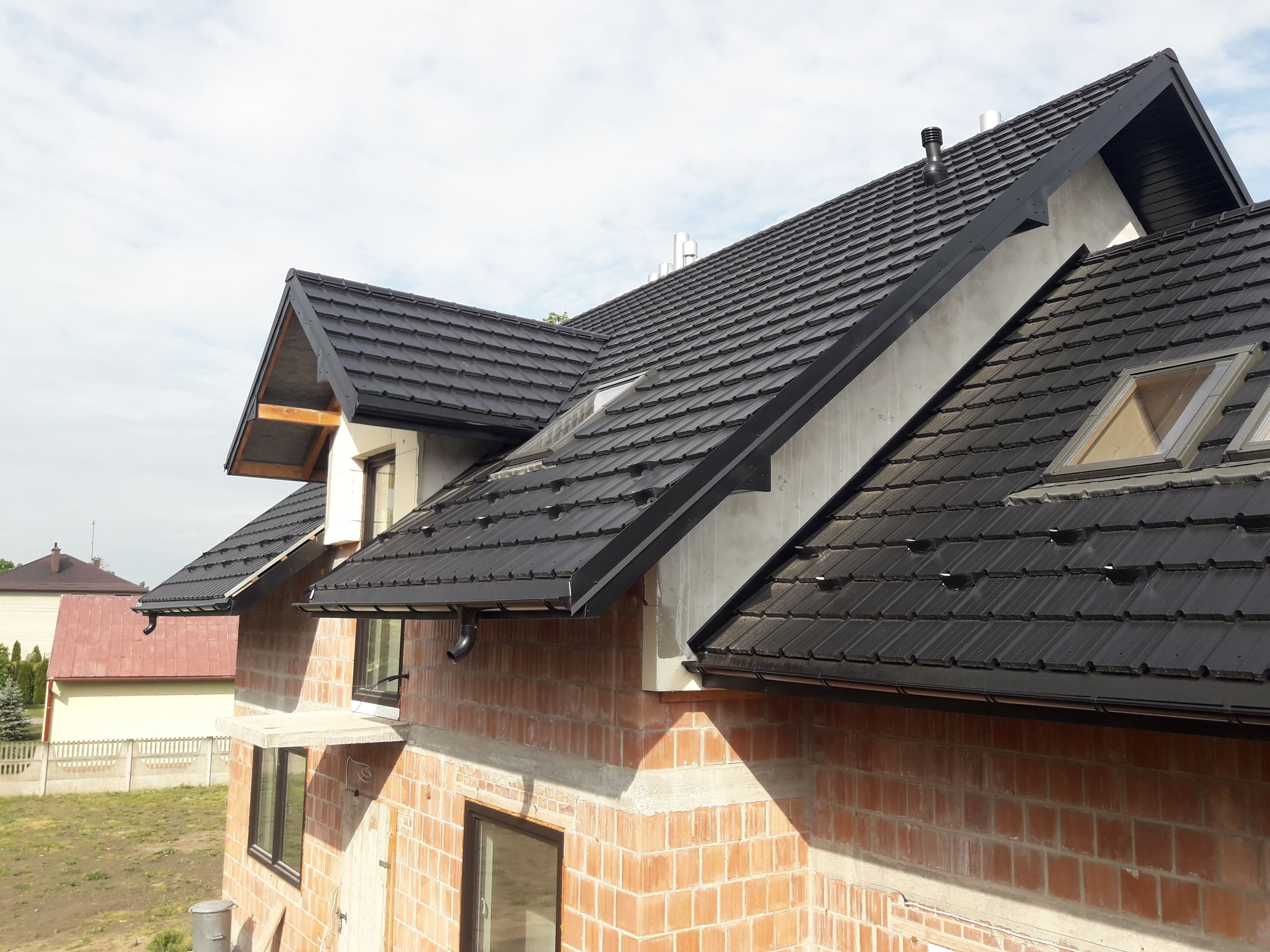 Dach dwuspadowy z lukarną i garażem - Blachodachówk MURANO