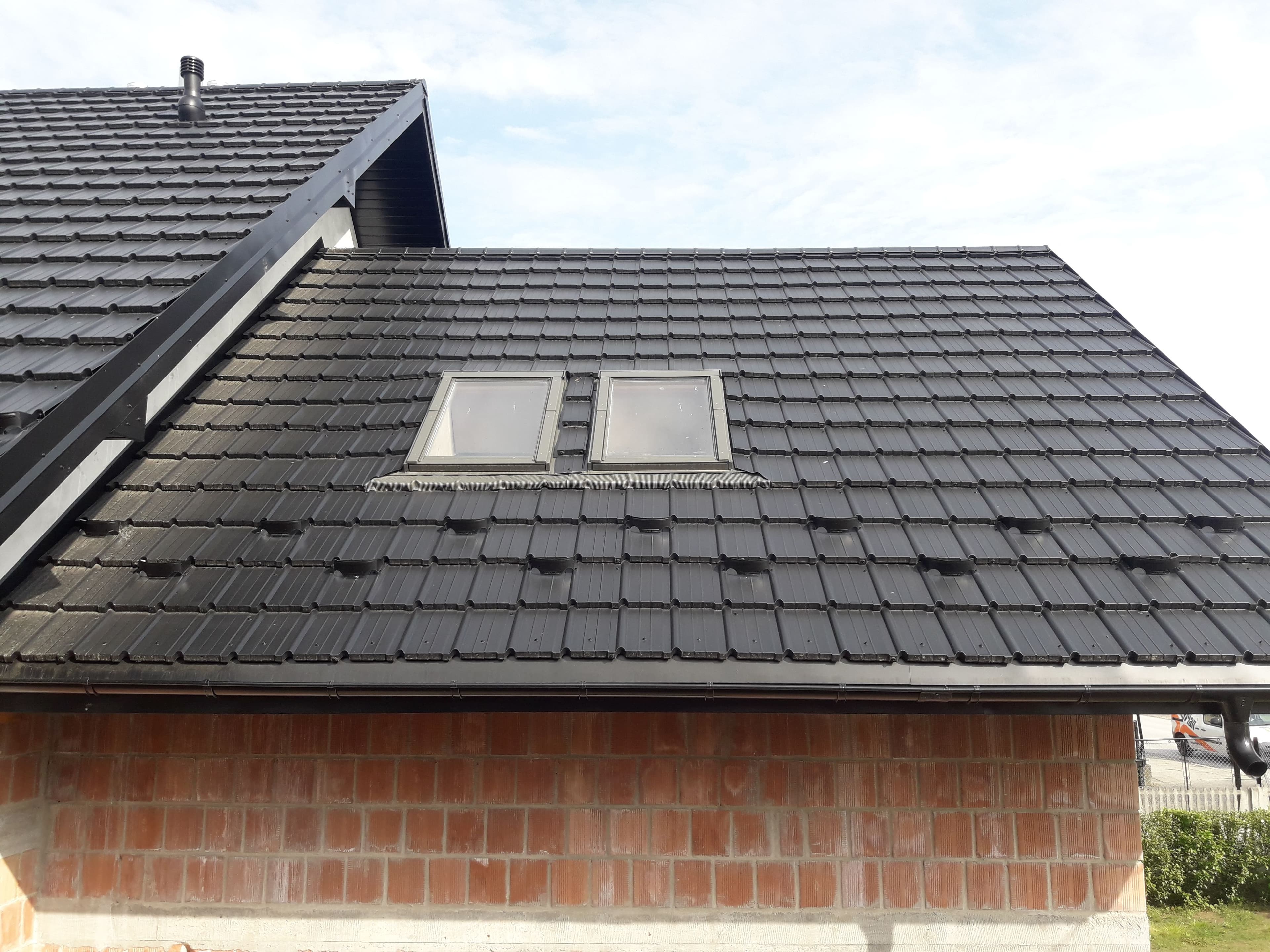 Dach dwuspadowy z lukarną i garażem - Blachodachówk MURANO