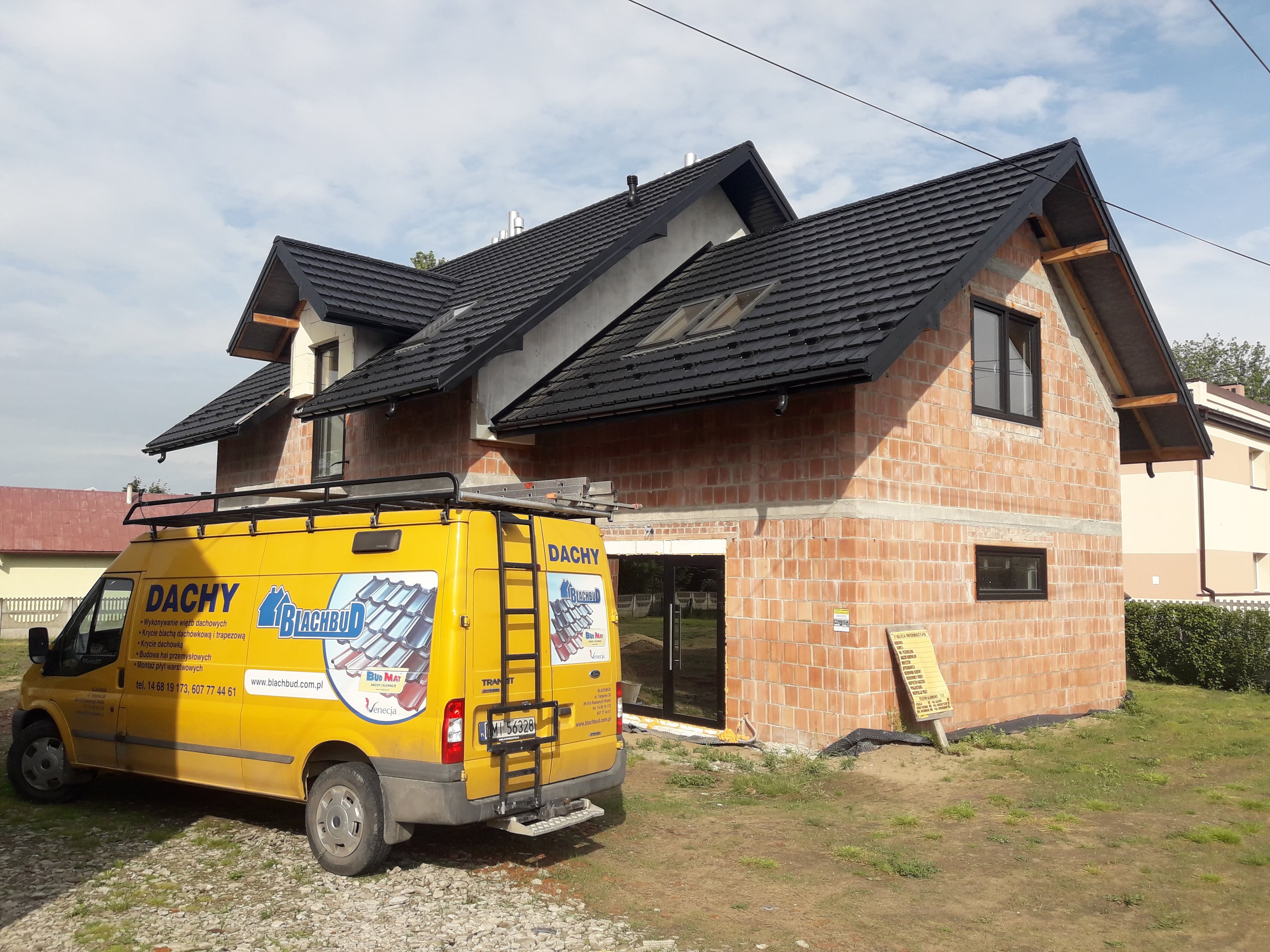 Dach dwuspadowy z lukarną i garażem — BLACHBUD