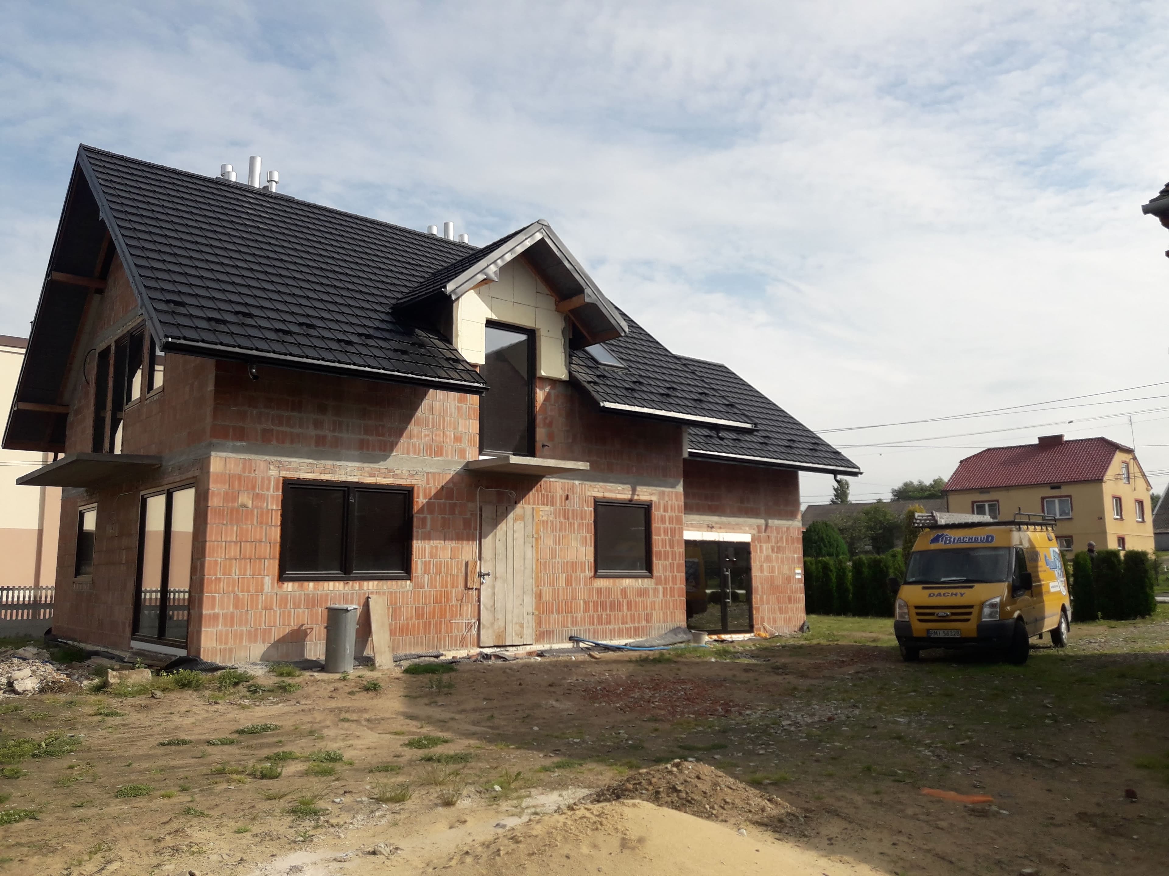 Dach dwuspadowy z lukarną i garażem - Blachodachówk MURANO