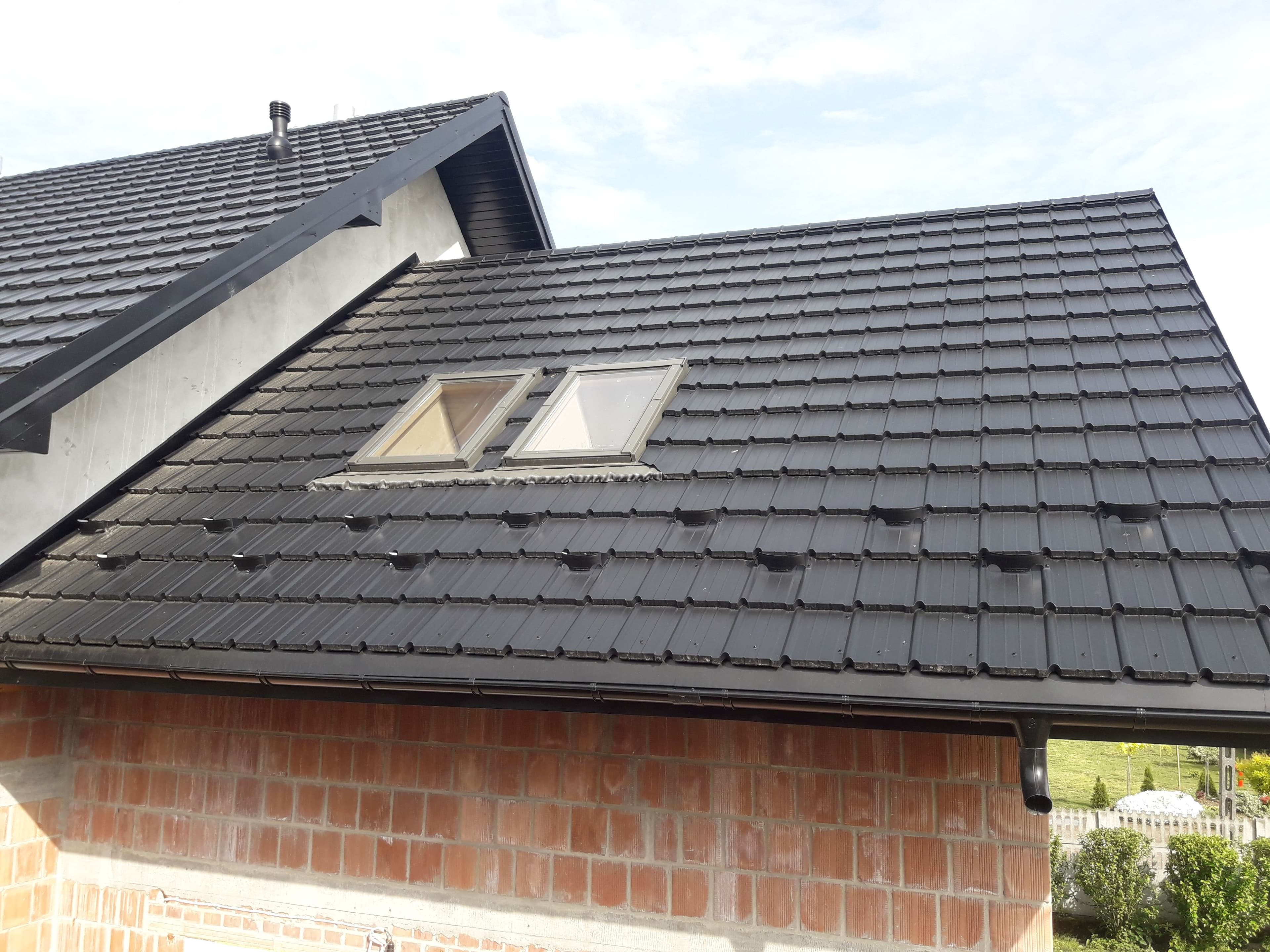 Dach dwuspadowy z lukarną i garażem — BLACHBUD