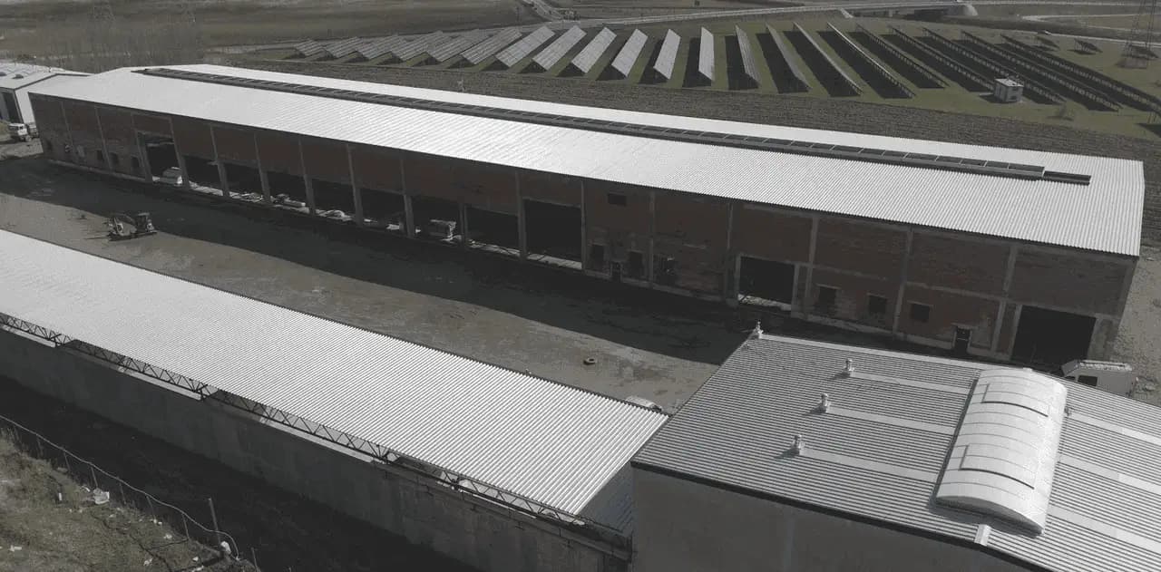 Pokrycie dachów hal blachą trapezową - Sortownia odpadów Sokołów Małopolski