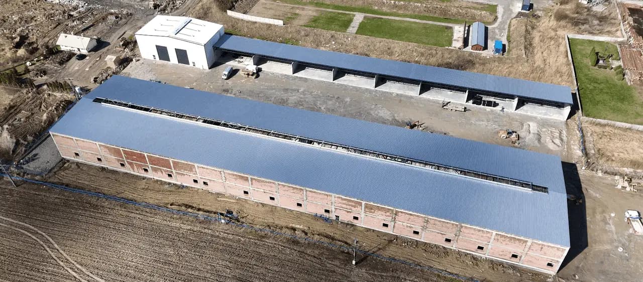 Pokrycie dachów hal blachą trapezową — BLACHBUD