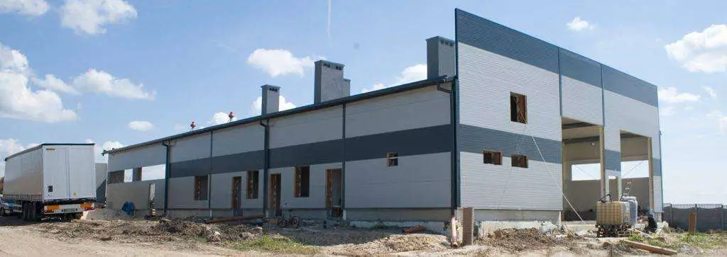 Hala stalowa — konstrukcja i obudowa ścian — BLACHBUD