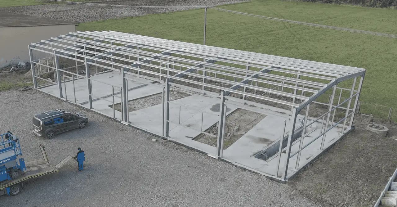 Konstrukcja stalowa hali na płycie fundamentowej — BLACHBUD