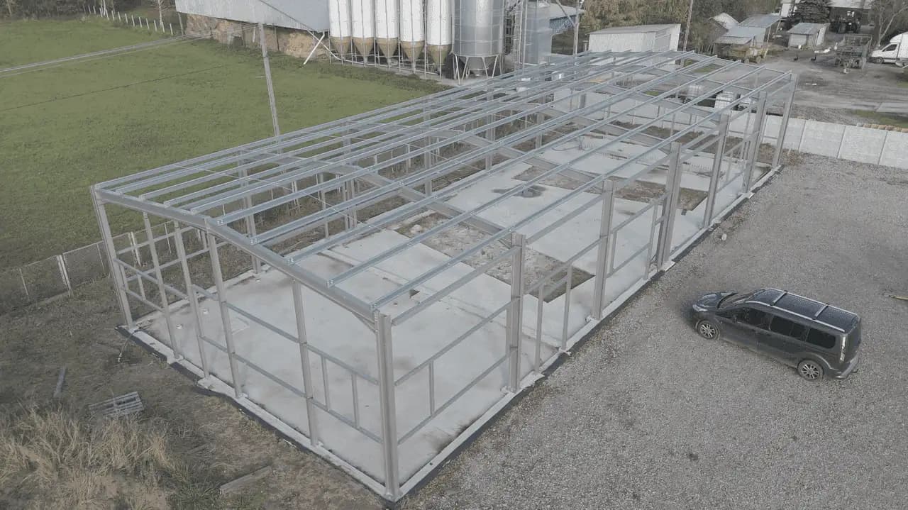 Konstrukcja stalowa hali na płycie fundamentowej — BLACHBUD