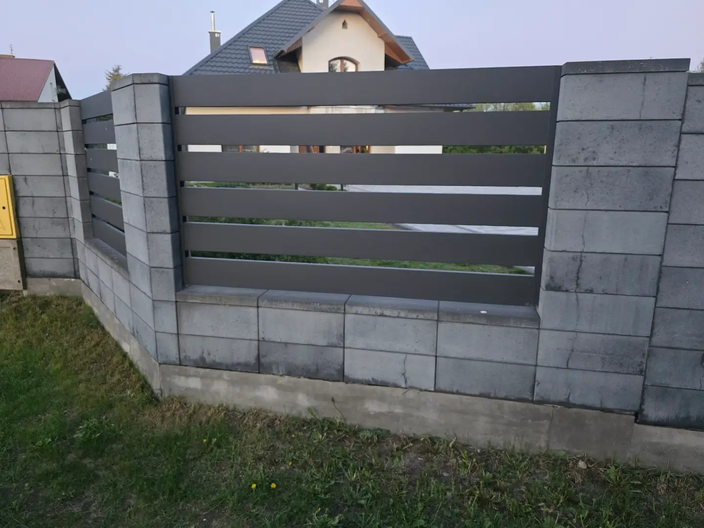 Ogrodzenie z poziomych lameli w grafitowym macie — BLACHBUD