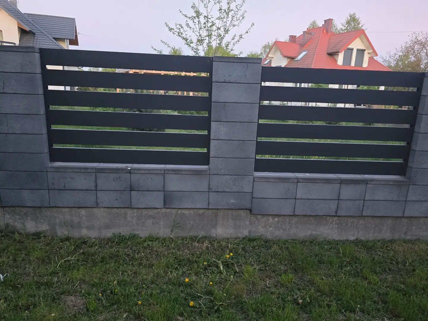 Ogrodzenie z poziomych lameli w grafitowym macie — BLACHBUD