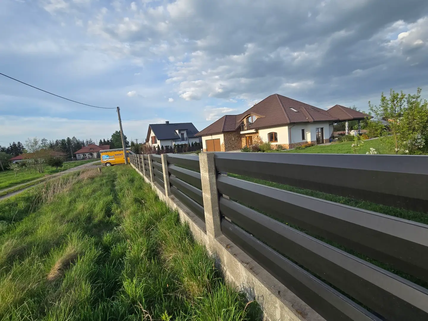 Ogrodzenie z lameli antracytowych — montaż na słupkach — BLACHBUD