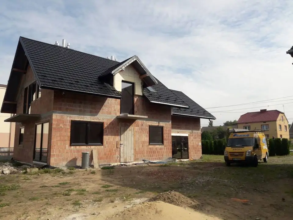 Dach dwuspadowy z lukarną i wystawką — BLACHBUD