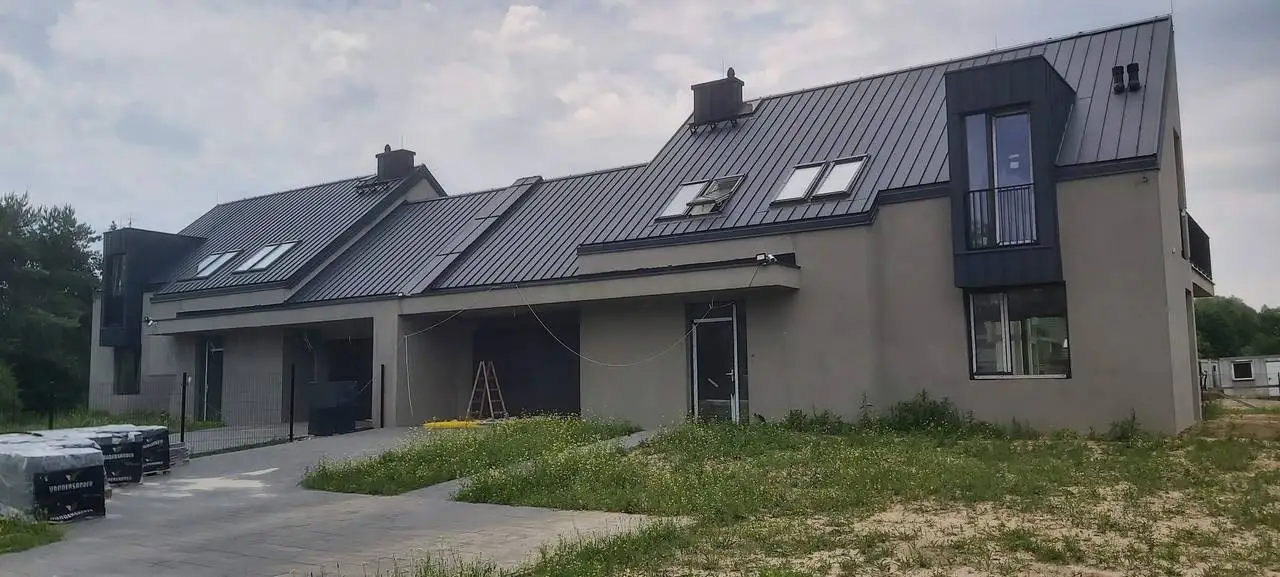 Dach i wystawki z blachy na rąbek stojący — BLACHBUD