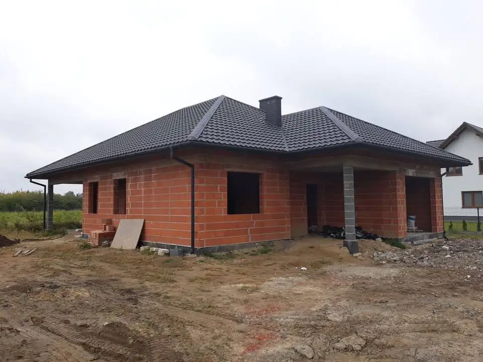 Dach kopertowy z grafitowej blachodachówki — stan surowy — BLACHBUD